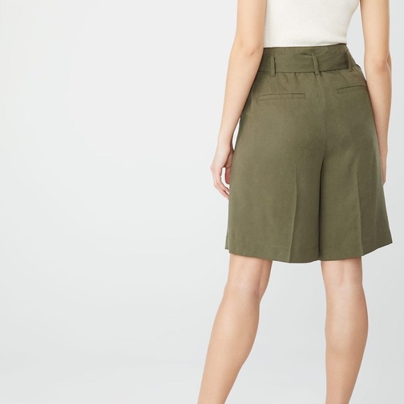 High-waisted pleated bermuda Tencel shorts - Picture 2 of 3